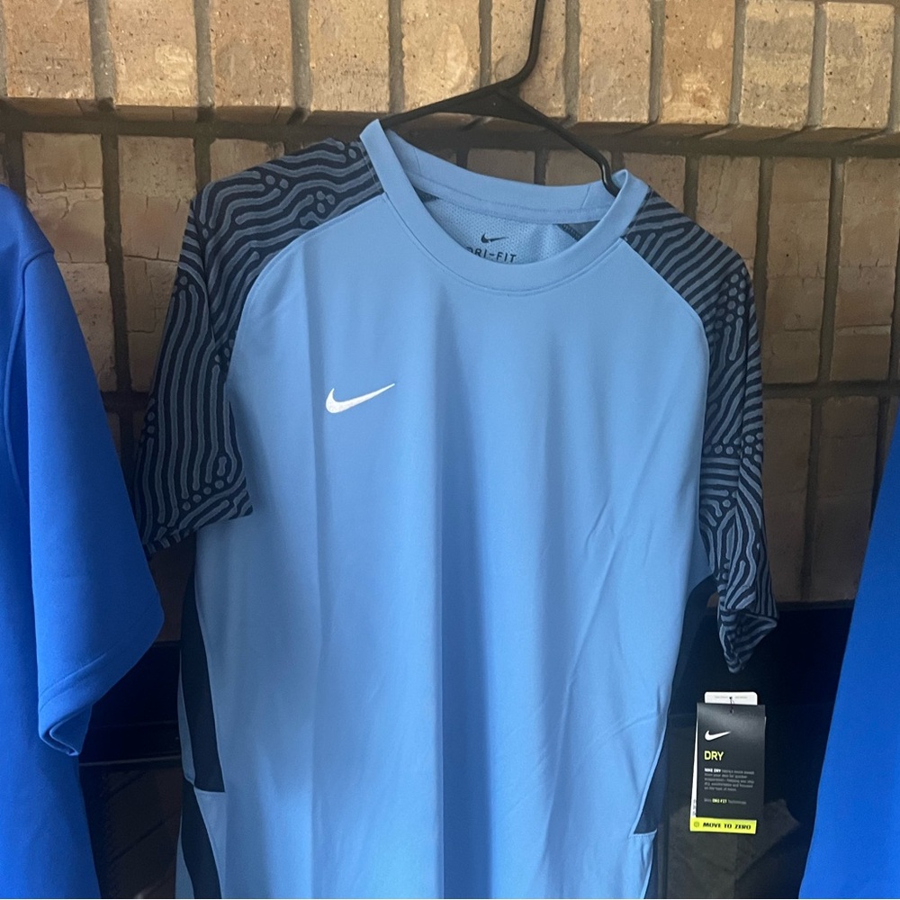 Nike lightweight short sleeve NWT
